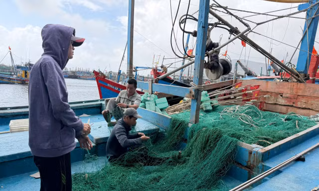 Bất ngờ cách ngư dân miền Trung ứng phó với giá dầu tăng cao 