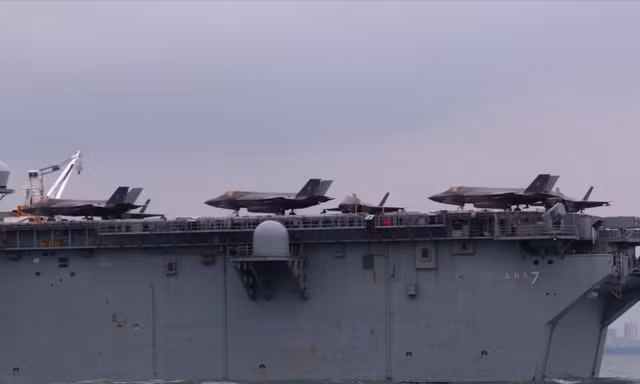 Nhìn gần siêu tàu đổ bộ mang tiêm kích F-35B của Mỹ đến thăm Đà Nẵng