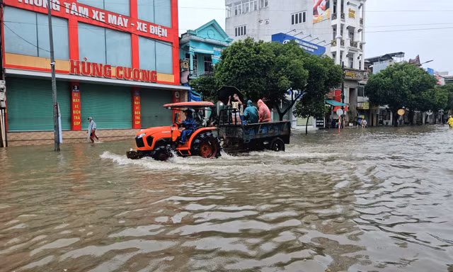 Người dân TP Huế huy động cả máy kéo để chạy lũ