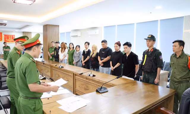 Chủ quán và 6 nhân viên cùng vướng vòng lao lý vì bán khí cười