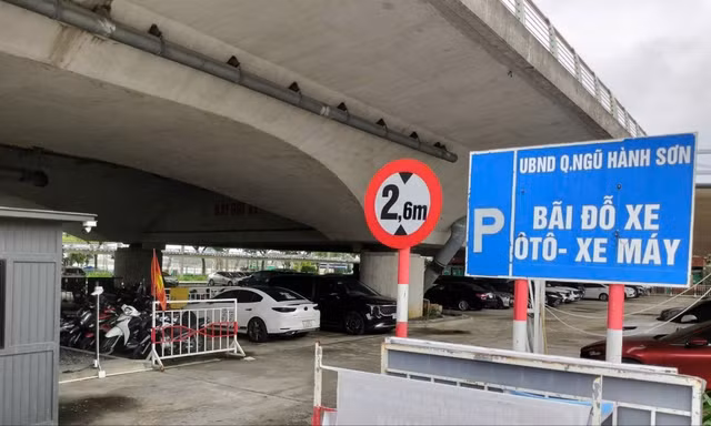 Gầm cầu thành bãi đỗ xe ngay giữa trung tâm Đà Nẵng
