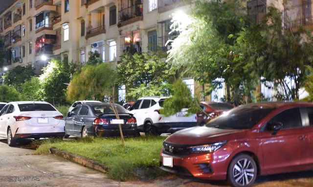 Cảnh báo mưa lớn, người dân Đà Nẵng đưa 'xế yêu' tìm nơi lánh nạn 