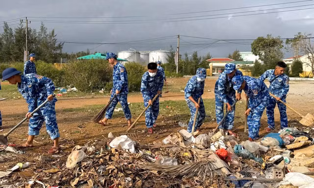 Sôi nổi Ngày Chủ nhật xanh của Tuổi trẻ Bộ Tư lệnh Vùng Cảnh sát biển 2 