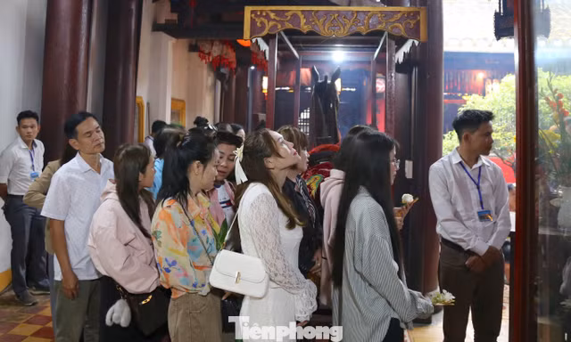 Xếp hàng xin lộc tại ngôi chùa gần 400 năm tuổi ở Hội An