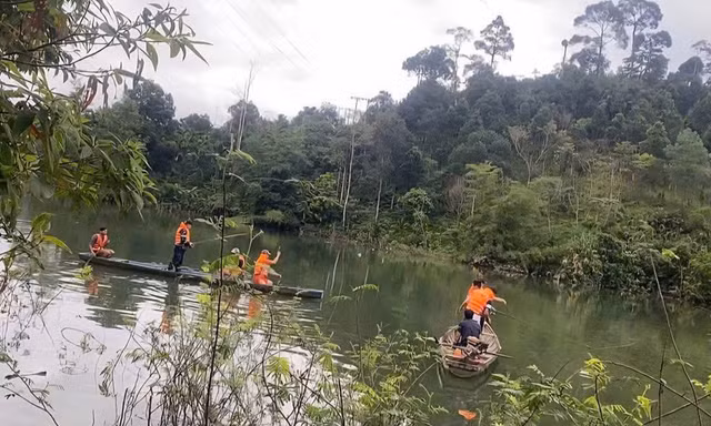 Lật ghe khi đi đánh cá cùng bố, cháu bé tử vong