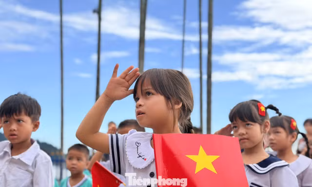 Hình ảnh dễ thương ngày khai giảng ở điểm trường có 38 học sinh vùng cao Đà Nẵng