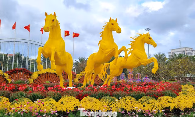 Bộ 3 ngựa vàng ‘Tam mã phi thiên’ ở Đà Nẵng gây chú ý