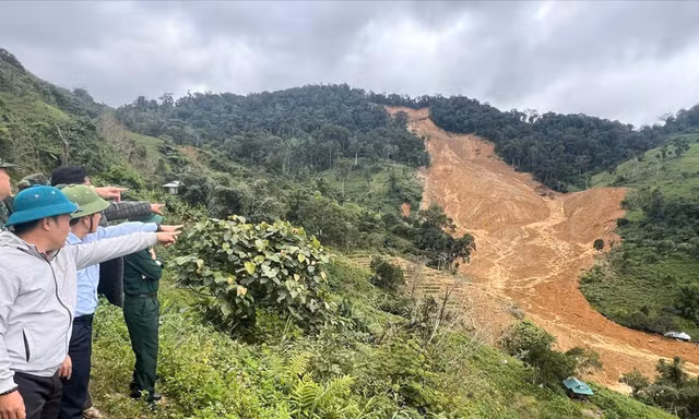 Quả đồi xuất hiện nhiều vết nứt lớn, Đà Nẵng công bố tình huống khẩn cấp