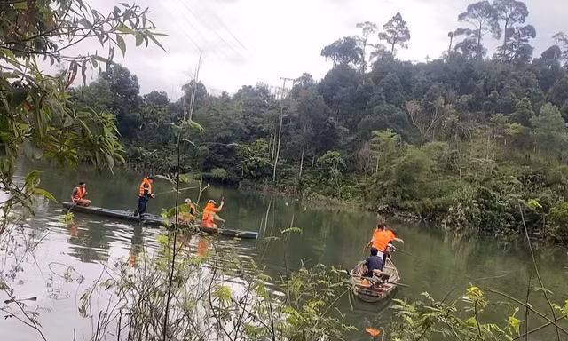 Ghe chở 7 người đi làm rẫy ở Đà Nẵng bị lật, một người tử vong