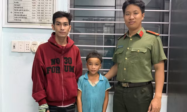 Thiếu niên 13 tuổi đi bộ hơn 80 km tìm mẹ giữa mưa lũ