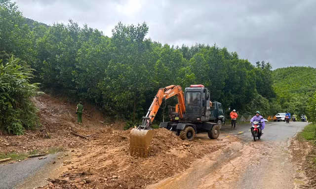 Mưa lớn dồn dập, vùng cao Đà Nẵng đối mặt nạn sạt lở