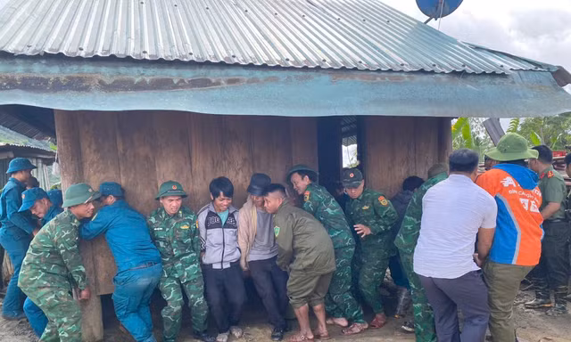 Quân dân 'hợp sức' dời nhiều ngôi nhà ra khỏi vùng sạt lở 