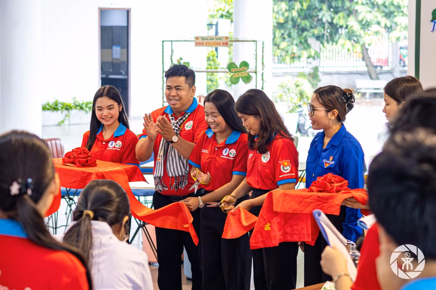 huyen-thu-luon-sat-sao-voi-cac-ban-cac-em-cung-to-chuc-cac-hoat-dong-bo-ich-cho-teen-tran-chuyen-trong-cac-chien-dich-tinh-nguyen.jpg