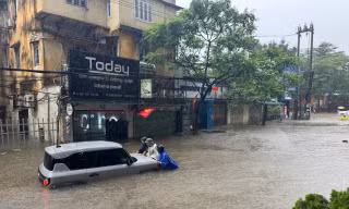Hà Nội thành sông, giao thông tê liệt, người dân vẫn loay hoay tìm 'lối thoát'