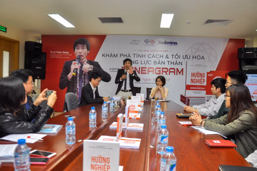 Tiến sĩ Lê Thẩm Dương giới thiệu cuốn sách “Hướng nghiệp cùng Enneagram” ngày 18/3/2017 tại Hà Nội.