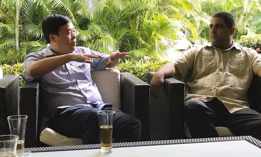 Đồng chí Lê Quốc Phong trò chuyện với đồng chí Ronal Hidalgo Rivera.