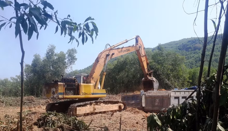 Hành vi khai thác đất trái phép của Công ty TNHH Thanh Huy tại núi Hòn Ách.