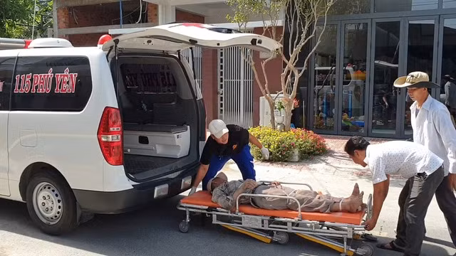 Các nạn nhân được đưa đi cấp cứu. Ảnh: Tr.T