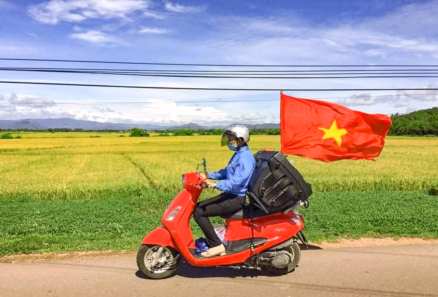 Nữ cán bộ Đoàn xã Tây An (huyện Tây Sơn tỉnh Bình Định) rong ruổi trên khắp nẻo đường tuyên truyền cho người dân phòng chống dịch COVID-19.
