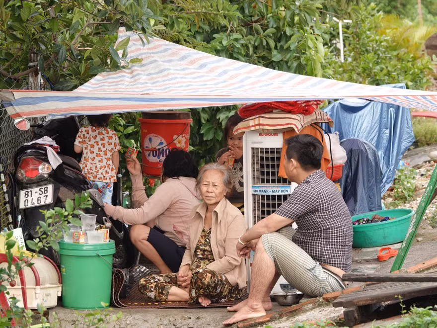Một hộ dân ở phường Nhơn Phú (TP Quy Nhơn) có nhà bị ngập nước phải di dời lên đường sắt để tránh lũ. Ảnh: H.T