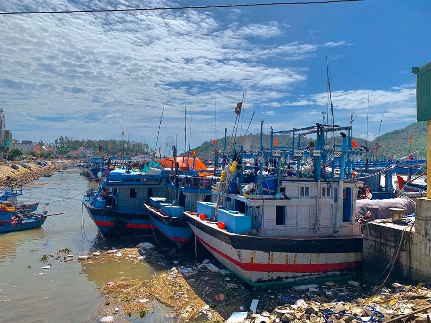 Tàu thuyền neo đậu tại cảng cá Phổ Quang, thị xã Đức Phổ (Quảng Ngãi).
