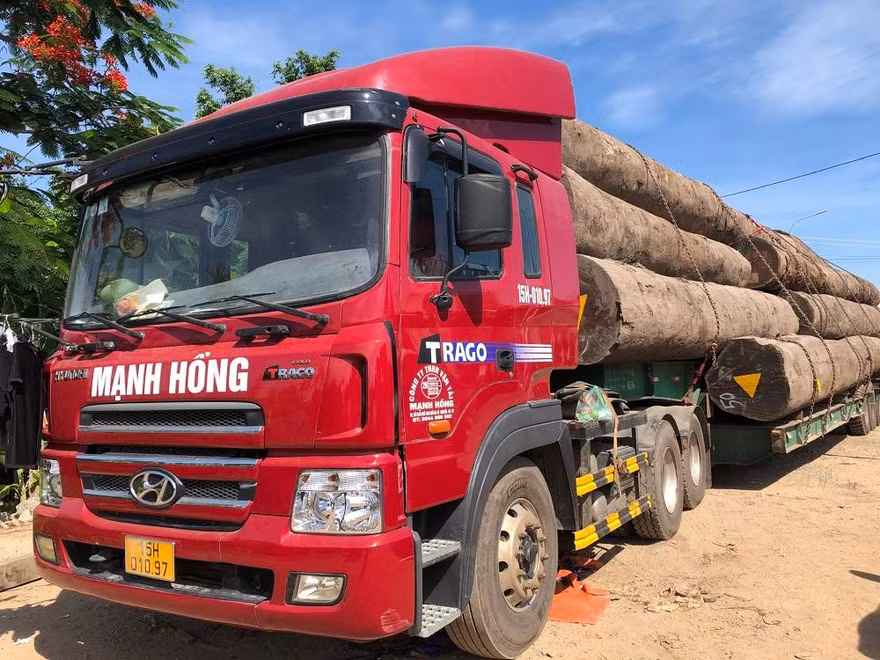 Xe đầu kéo có dấu hiệu quá khổ, quá tải.