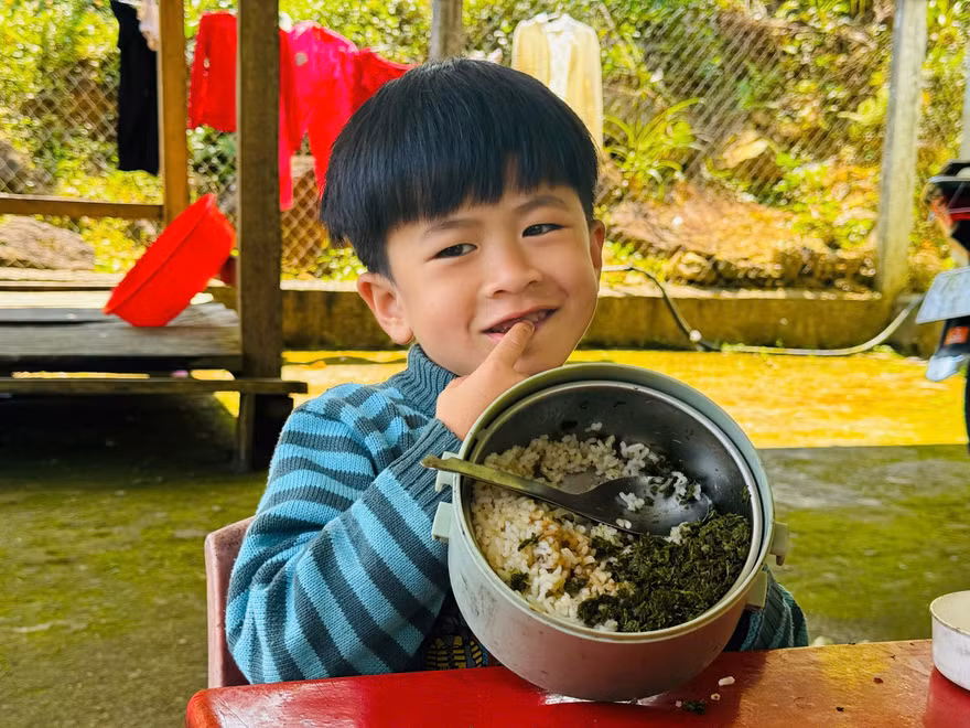 Xót xa bữa cơm trưa của học sinh vùng cao Quảng Ngãi