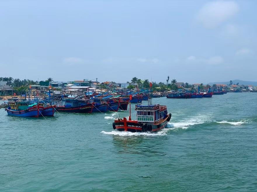 Hiện thi thể các ngư dân đang được đưa về đất liền.