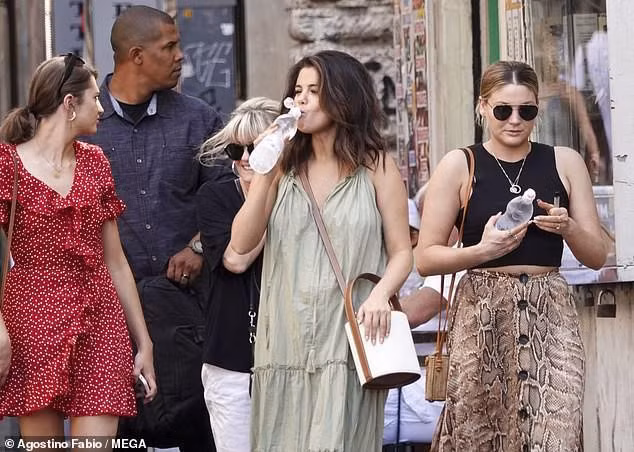 Selena Gomez mặc dù street style có phần hơi luộm thuộm nhưng nữ ca sĩ sinh năm 1992 vẫn tỏ ra rất tự tin, thoải mái trên đường.