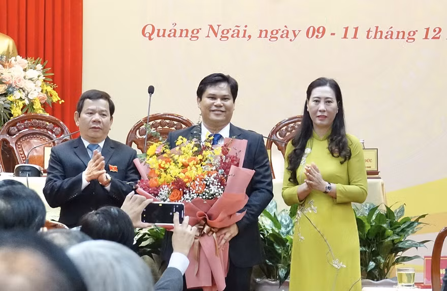 Ông Trần Phước Hiền (ở giữa) trúng cử chức danh Phó Chủ tịch UBND tỉnh Quảng Ngãi, nhiệm kỳ 2016-2021. Ảnh: Nguyễn Ngọc 