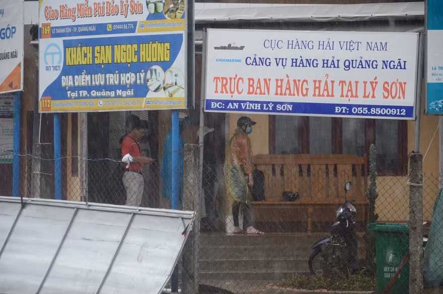 Du khách khẩn trương rời đảo Lý Sơn để tránh bão số 5