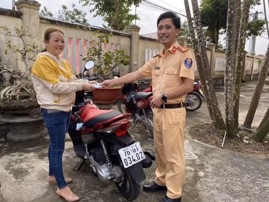 Chị Nguyễn Thị Sa nhận lại chiếc xe máy sau 7 năm bị kẻ gian lấy cắp. (Ảnh: Công an Mộ Đức) 