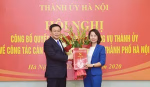 Đồng chí Vương Đình Huệ trao quyết định và chúc mừng đồng chí Bùi Huyền Mai.