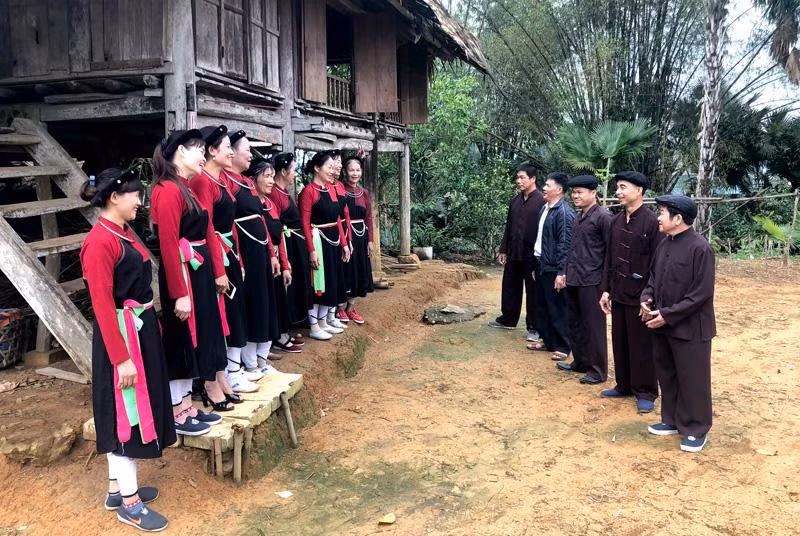 Một buổi luyện tập của các thành viên CLB Sình ca Cao Lan thôn Đồng Quân, xã Thắng Quân (Yên Sơn). Ảnh: Báo Tuyên Quang