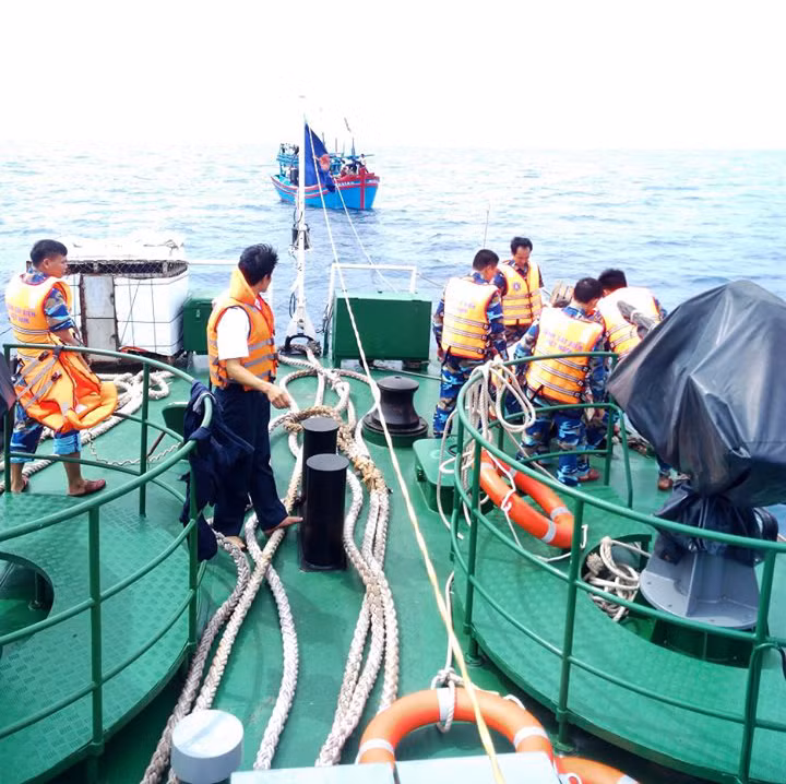 Lực lượng cảnh sát biển hỗ trợ tàu ngư dân gặp nạn ở Hoàng Sa - ảnh minh họa 