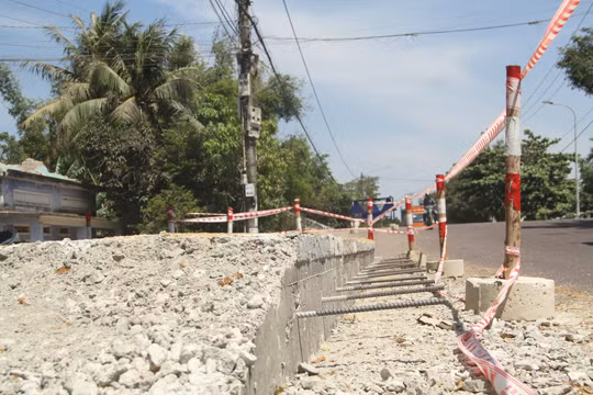 Nâng đường cao thêm nửa mét để chống ngập, dân lo bị 'lút' nhà 