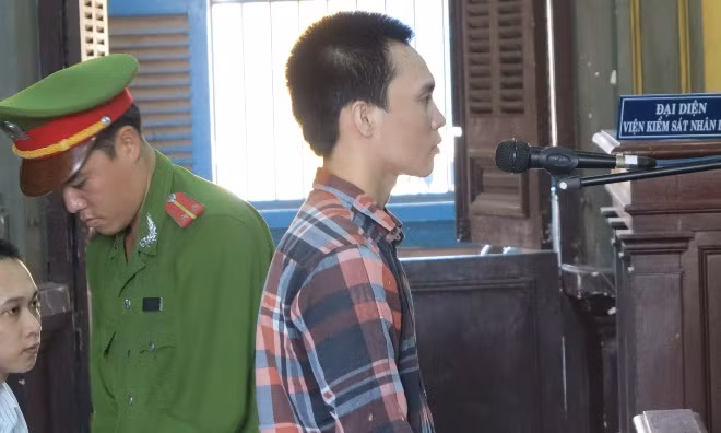  Bị cáo Dể bị tuyên y án về hai tội danh “giết người và giao cấu với trẻ em”. Ảnh: Đông Sơn.