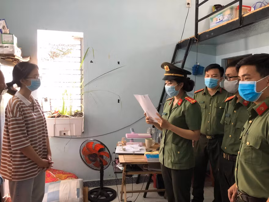 Tống đạt quyết định khởi tố, bắt tạm giam đối với Phan Thị Thảo Ly. 
