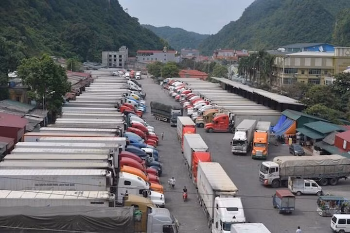 Hàng nghìn container nông sản mắc kẹt tại cửa khẩu Lạng Sơn, Quảng Ninh
