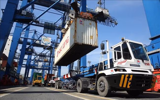 Có hiện tượng hàng tàu 'găm' container để thổi giá cước phí? 