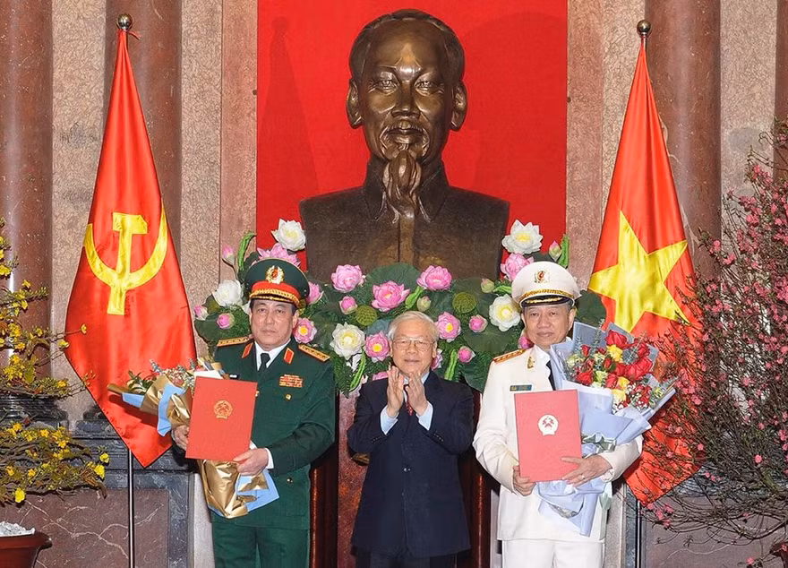 Tổng Bí thư, Chủ tịch nước Nguyễn Phú Trọng trao quyết định phong quân hàm Đại tướng và tặng hoa chúc mừng các đồng chí Tô Lâm, Lương Cường. Ảnh: Trọng Hải