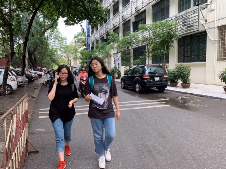 Thí sinh dự thi vào trường THPT chuyên Hà Nội sau buổi thi Ngữ Văn. Ảnh: Đỗ Hợp