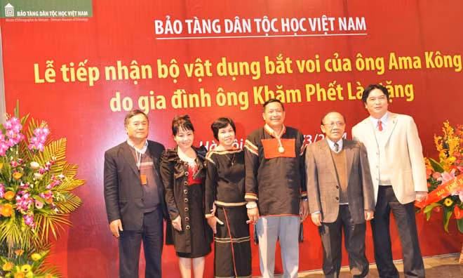 Lãnh đạo Bảo tàng, ông Mã Điền Cư cùng vợ chồng ông Khăm Phết Lào và đại diện báo Tiền Phong tại lễ công bố. Ảnh: Nguyễn Quyền
