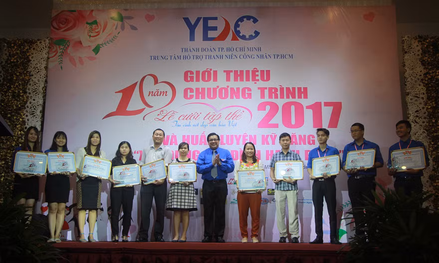 Tặng kỷ niệm chương cám ơn đối với những cá nhân, tổ chức đóng góp tích cực cho chương trình trong chặng đường đã qua.