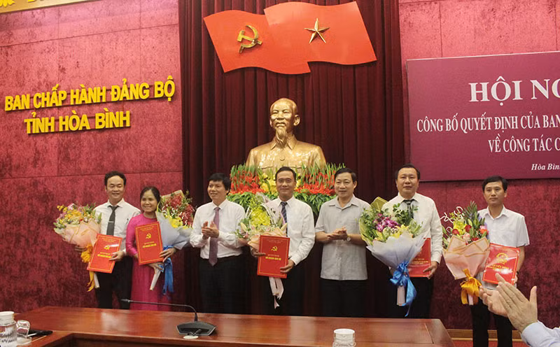 Phó Bí thư Thường trực Tỉnh ủy, Chủ tịch HĐND tỉnh Hòa Bình Trần Đăng Ninh và Phó Chủ tịch UBND tỉnh Bùi Văn Cửu trao Quyết định cho các đồng chí được điều động, luân chuyển, bổ nhiệm