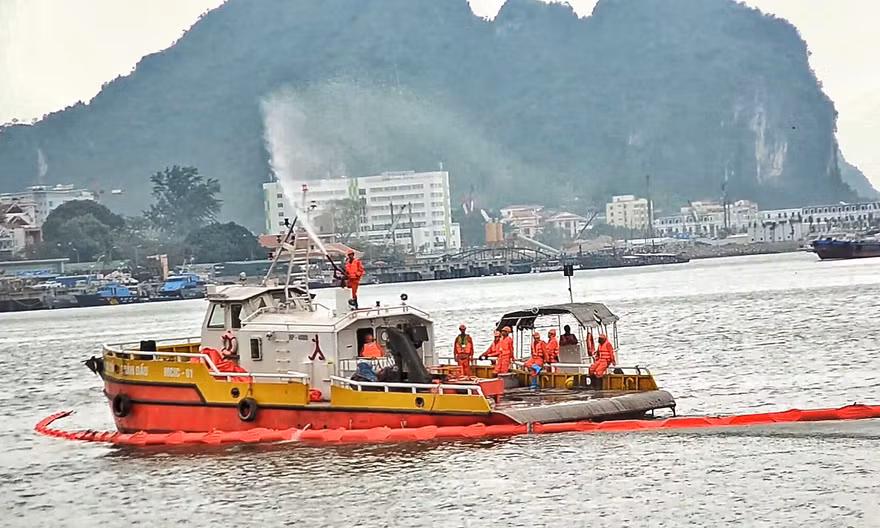 Diễn tập ứng phó sự cố tràn dầu trên vịnh Hạ Long vào tháng 3/2017.