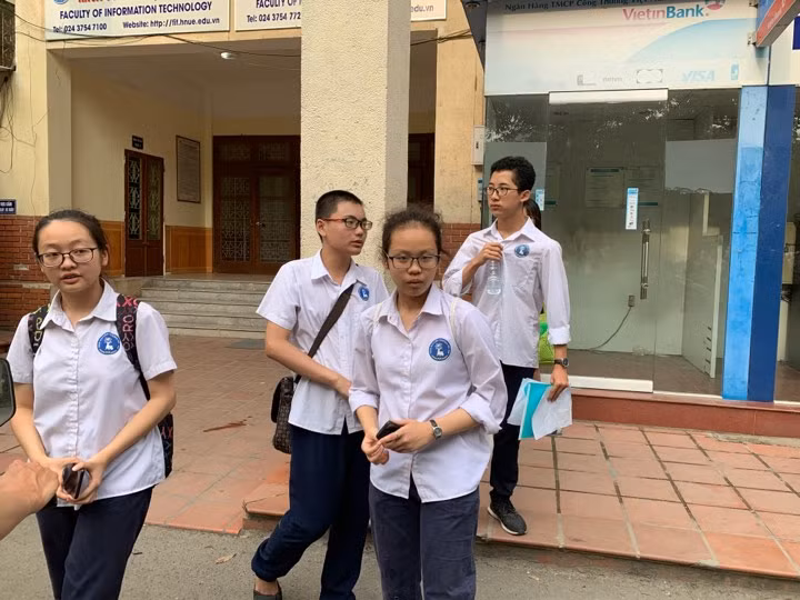 Thí sinh dự thi vào chuyên ĐH Sư phạm Hà Nội chiều nay, 28/5. Ảnh: Đỗ Hợp