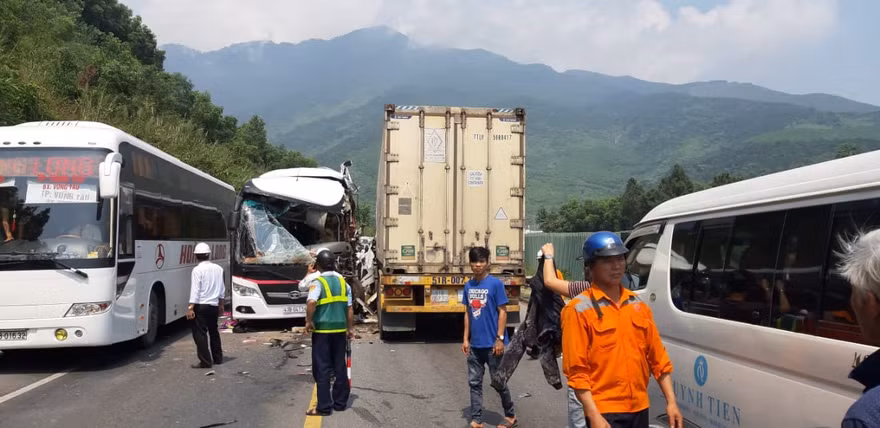 Xe khách đấu đầu container, nhiều du khách nước ngoài bị thương