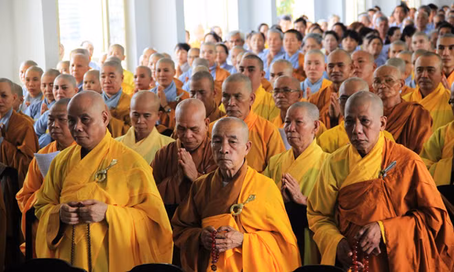 Tăng ni, Phật tử thành kính tụng kinh cầu hòa bình, quốc thái dân an.