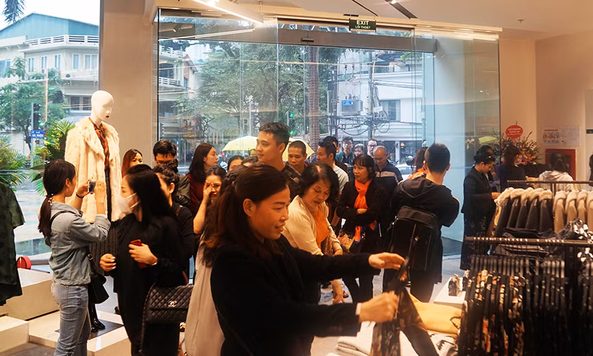 Cửa hàng của Zara khai trương ở Hà Nội vào sáng nay 9/11.